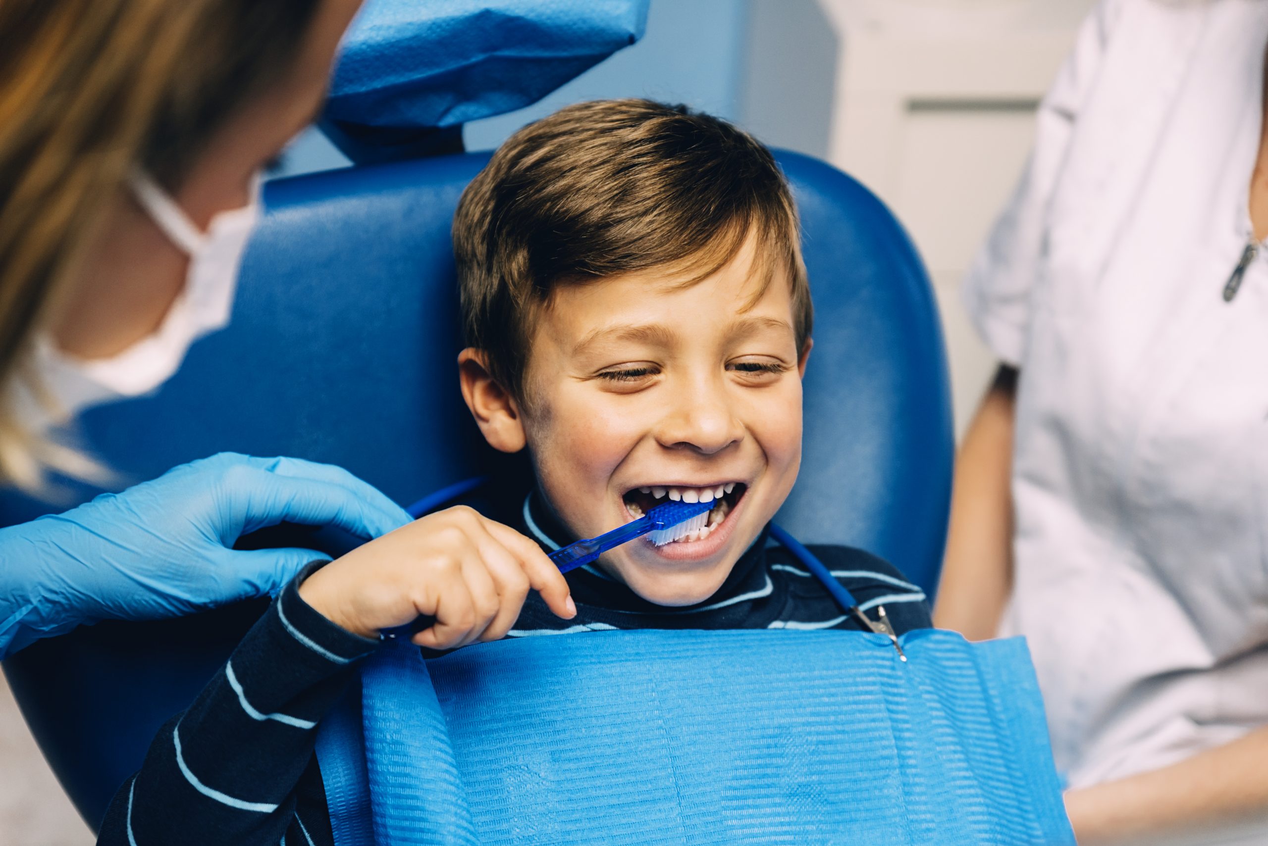 Детская стоматология толстого. Стоматология дети. Ребенок у стоматолога. Зуб детская стоматология.