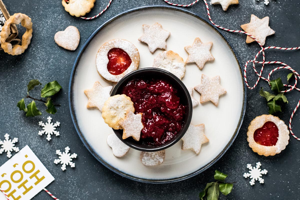 Making christmas. Рождественский пирог сверху. Сервировка Новогодняя печенье. Новогодняя выпечка с джемом. Новогодний пирог обои.